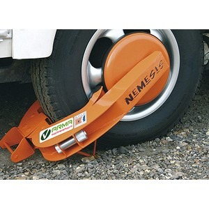 Wielklem t.b.v. aanhanger, hoogwerker of auto Wielklem t.b.v. aanhanger, hoogwerker of auto